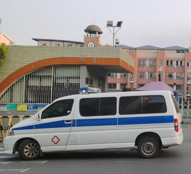 钦南救护车出租护送骨折病人一公里多少钱